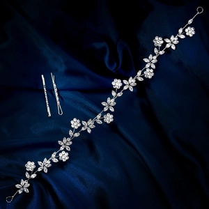 Details des silbernen Braut-Stirnbands mit Zirkonia-Blumen auf blauem Seidenhintergrund