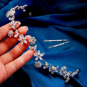 Detail eines silbernen Zirkon-Haarbandes mit Blumenmuster auf edler dunkelblauer Seide