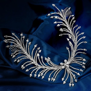 Peigne à cheveux de mariée luxueux en plumes d'argent avec strass brillants sur soie bleue