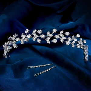 Detailansicht des luxuriösen Braut-Tiara-Sets mit Blättern und funkelnden Strasssteinen