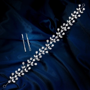 Detailansicht von silbernem Brauthaarschmuck und passenden Clips mit funkelnden Zirkon-Blättern