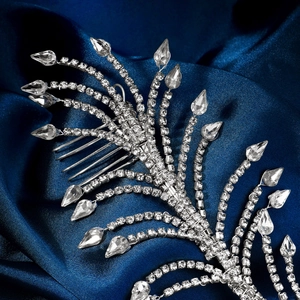 Gros plan d'un peigne à cheveux de mariée en strass avec plumes sur soie bleue