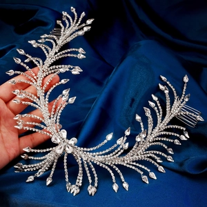 Bijou de tête mariée de luxe avec plumes en cristal et glands en strass scintillants
