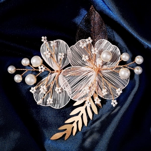 Pince à cheveux fleur dorée faite main avec perles et feuilles filigranées pour mariée
