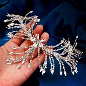 Détails d'un accessoire de tête de mariée luxueux avec strass argentés et glands plumes