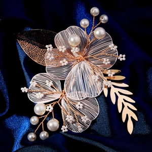 Vue détaillée de la barrette à fleurs en fil d'or faite à la main avec perles et feuilles