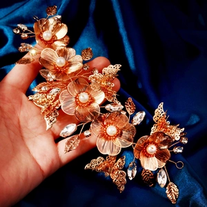 Luxurious vintage golden floral hairband with pearls and rhinestones for bridal hairstyle