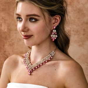 Nahaufnahme von Brautschmuck-Set mit rosa Kristallen und Perlen, getragen von Model