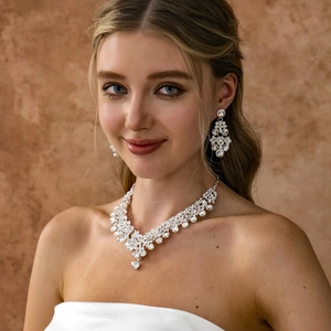 Detailansicht eines luxuriösen silbernen Brautschmuck-Sets mit Perlen- und Strass-Einlagen