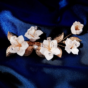Fermaglio per capelli a fiori in resina bianca con perline di cristallo e foglie d'oro