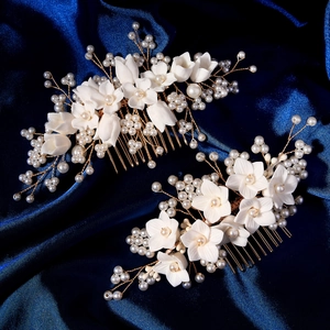 Peignes à cheveux de mariée faits main avec fleurs en résine et perles sur satin bleu