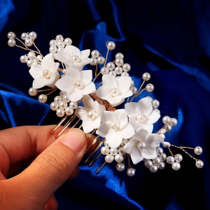 Peigne à cheveux de mariée avec fleurs blanches, perles artisanales et base en métal doré