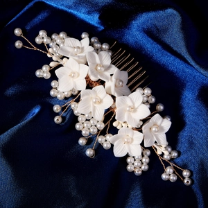 Vue détaillée du peigne à cheveux de mariée fait main avec fleurs et perles