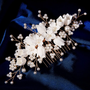 Peigne à cheveux de mariée élégant avec fleurs blanches et perles sur soie bleue
