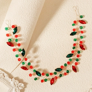 Vue détaillée d'une vigne de cheveux de Noël tressée à la main avec strass rouges et verts
