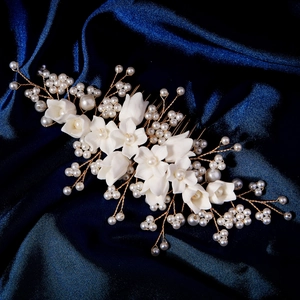 Vue détaillée du peigne de mariée fait main avec fleurs en résine et perles