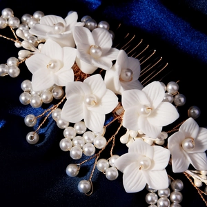 Peigne à cheveux de mariée fait main avec fleurs en résine et perles sur soie bleue