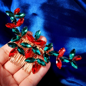 Pettine per capelli natalizio fatto a mano con strass rossi e verdi su base dorata