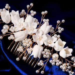 Vue détaillée du peigne de mariée fait main avec fleurs en résine et perles blanches