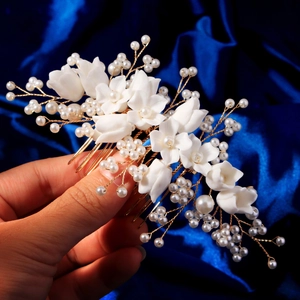 Peigne à cheveux de mariée fait main avec fleurs en résine et perles sur fil métallique doré