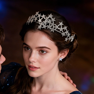 Detail von Luxus-Braut-Tiara mit silbernen Sternen und passenden Strass-Ohrsteckern