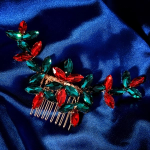 Dettaglio del pettine per capelli dorato con strass rossi e verdi per feste natalizie