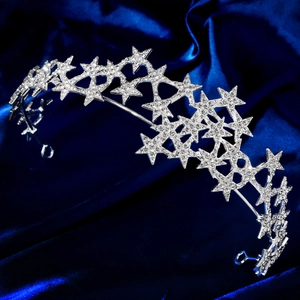 Eleganter silberner Sternen-Haarreif mit Kristallen auf blauem Samthintergrund