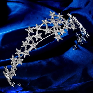 Detailansicht des silbernen Stern-Haarreifs mit funkelnden Strasssteinen auf blauem Satin