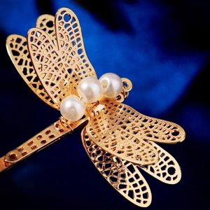 Goldene Vintage Libelle Haarspange mit hohlen Flügeln und drei weißen Perlen verziert