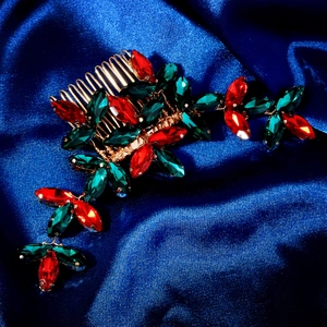 Dettaglio del pettine per capelli con strass marquise rossi e verdi in castone dorato