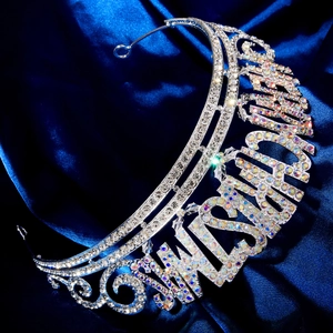 Détail de la couronne Merry Christmas en argent avec strass brillants sur satin