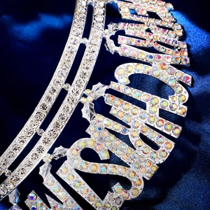 Détail du diadème de Noël avec strass colorés et lettrage en métal argenté