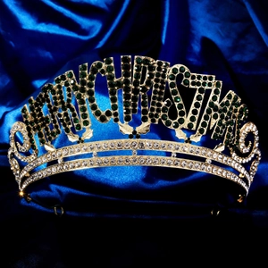 Gros plan de couronne de Noël dorée avec strass verts et inscription Merry Christmas élégante