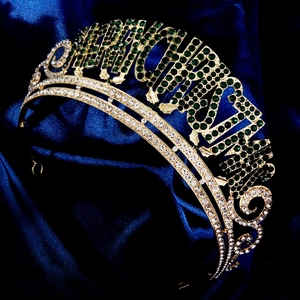 Détail de la couronne Merry Christmas avec strass verts sur monture dorée élégante