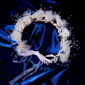 Serre-tête de mariée fait main avec fleurs en tulle, perles blanches et cristaux dorés