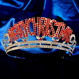Couronne Merry Christmas dorée avec strass rouges sur fond de satin bleu élégant