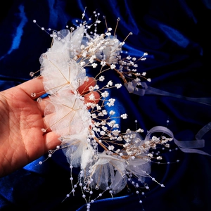 Serre-tête de mariée élégant avec fleurs en tulle et perles sur velours bleu