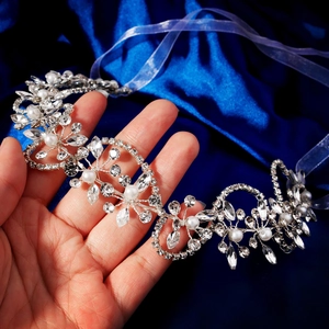 Serre-tête de mariée argenté avec cristaux marquises, perles blanches et rubans bleus
