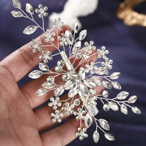 Detail der handgefertigten Strass-Haarklammer mit Perlen für Brautfrisuren im Haarschmuck
