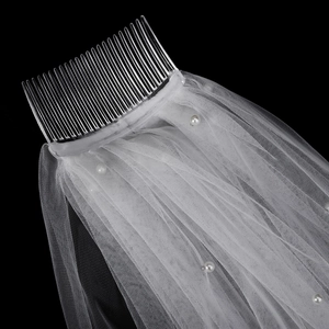 Elegante velo da sposa con perle bianche e pettine per cerimonie o foto di matrimonio