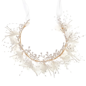 Serre-tête mariée avec fleurs en tulle blanc et perles sur monture dorée élégante