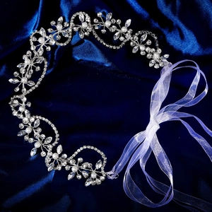 Bandeau de mariée élégant avec cristaux argentés et perles sur fond de soie bleue