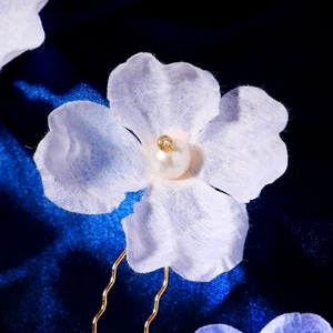 Five-piece white fabric flower U-shaped hair pins with pearls and golden metal wavy stems