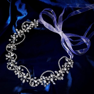 Détail du bandeau de mariée avec strass argentés, perles blanches et ruban en organza