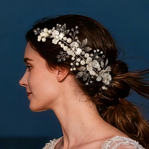 Détail d'une vigne de cheveux de mariée avec perles et cristaux sur une coiffure élégante