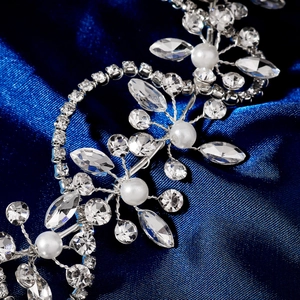 Détail d'une vigne de cheveux de mariée avec fil d'argent, perles blanches et cristaux