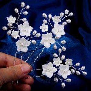 Three-piece bridal U-shaped hair pins with white resin flowers and faux pearls
