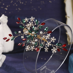 Makroaufnahme einer handgefertigten Goldblatt-Haarklammer mit bunten Strasssteinen und Perlen