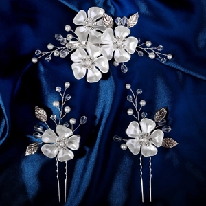 Detail eines 3-teiligen Brauthaarschmuck-Sets mit Acrylblüten und Perlen auf Satin