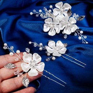 Elegantes Brauthaarnadel-Set mit weißen Acryl-Blütenblättern und Perlen auf Satin